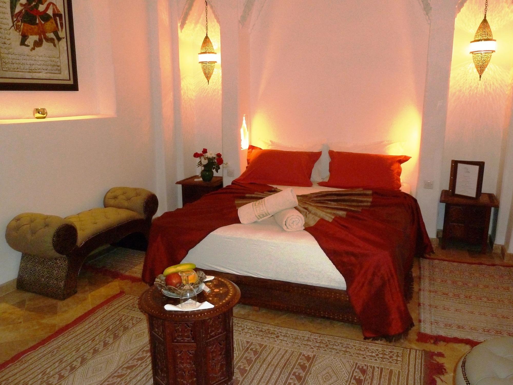 ホテル リヤド ビバ マラケシュ エクステリア 写真 A bedroom in a Moroccan riad