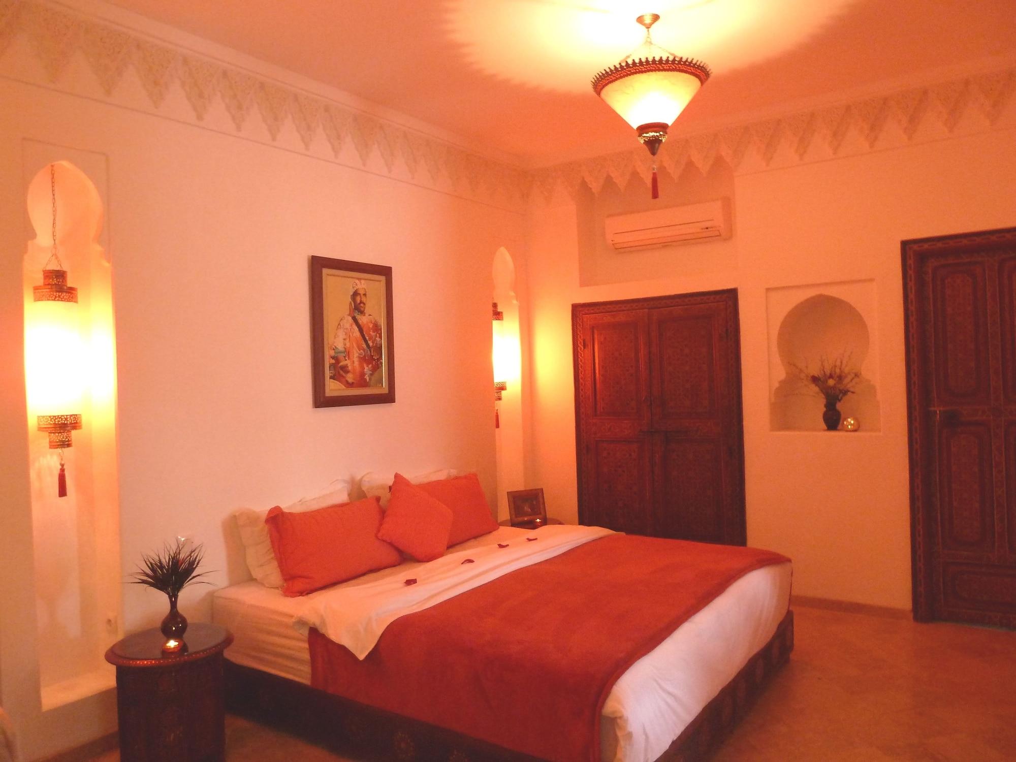 ホテル リヤド ビバ マラケシュ エクステリア 写真 A bedroom in a hotel in Morocco