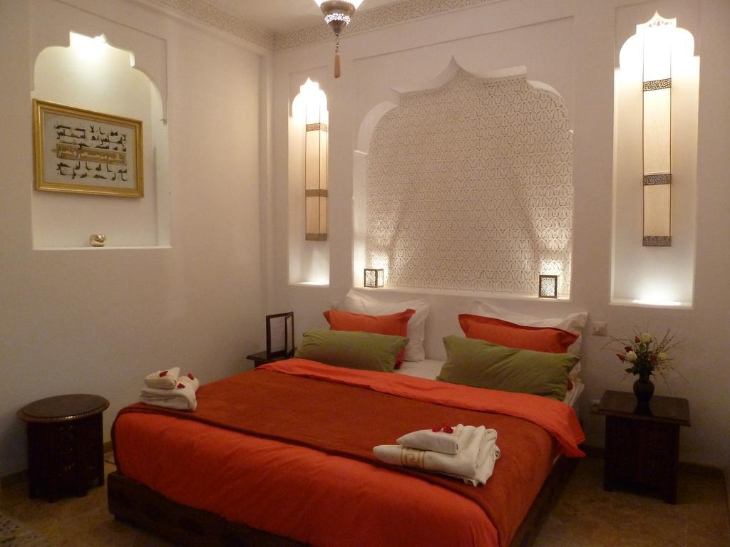 ホテル リヤド ビバ マラケシュ エクステリア 写真 A bedroom in a hotel in Morocco