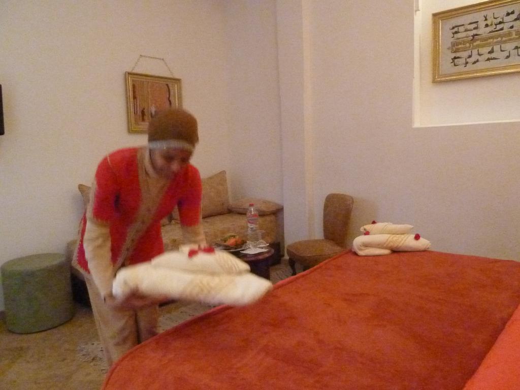 ホテル リヤド ビバ マラケシュ エクステリア 写真 A chambermaid making a bed
