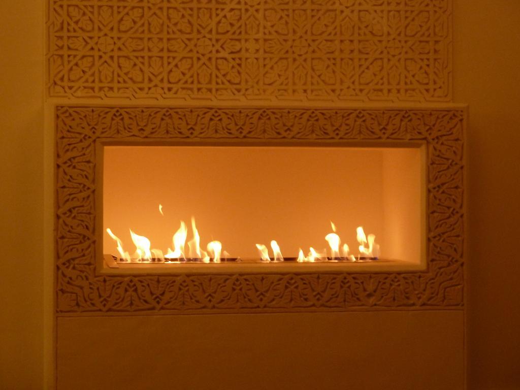 ホテル リヤド ビバ マラケシュ エクステリア 写真 A fireplace in the palace