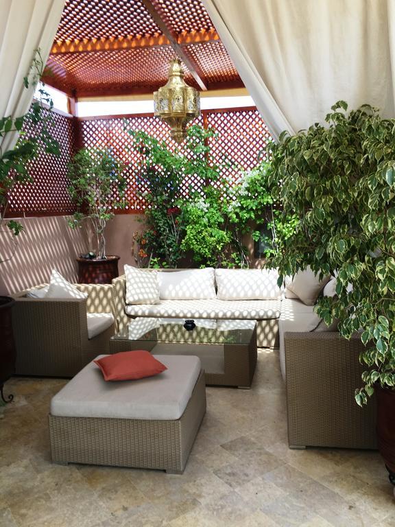 ホテル リヤド ビバ マラケシュ エクステリア 写真 A living room with a green wall