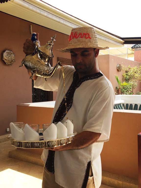 ホテル リヤド ビバ マラケシュ エクステリア 写真 Moroccan coffee being served