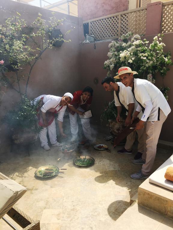 ホテル リヤド ビバ マラケシュ エクステリア 写真 A ritual of the Ifa divination system