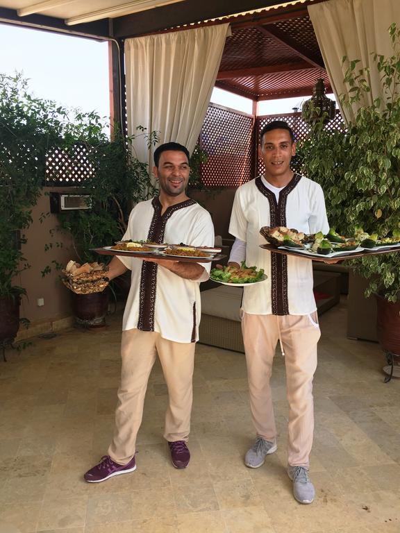 ホテル リヤド ビバ マラケシュ エクステリア 写真 Moroccan waiters serving food