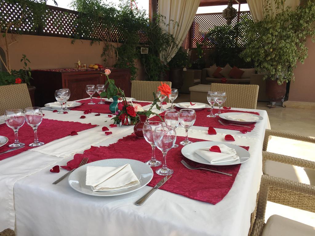 ホテル リヤド ビバ マラケシュ エクステリア 写真 A table set for a meal