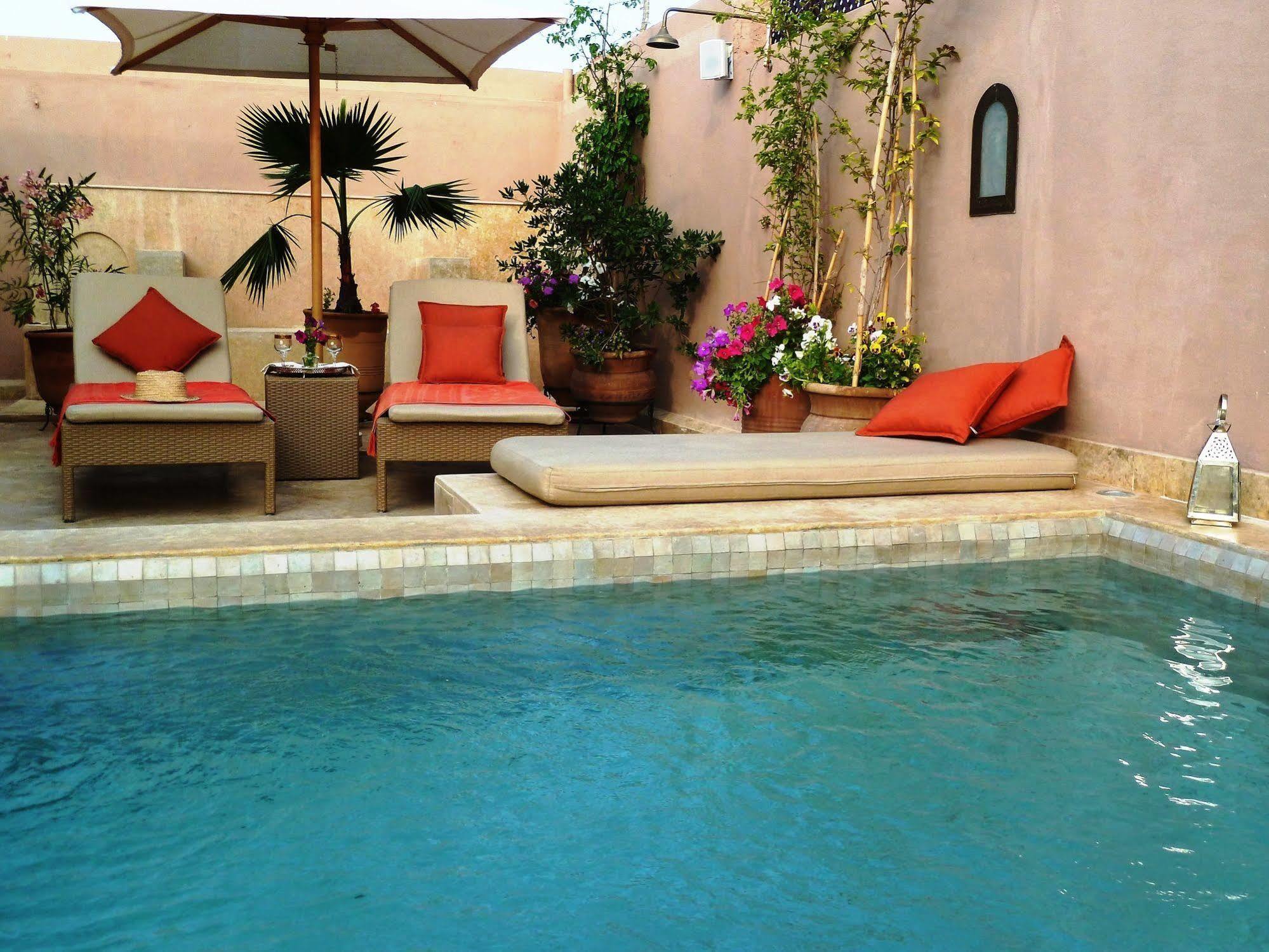 ホテル リヤド ビバ マラケシュ エクステリア 写真 A swimming pool in Morocco